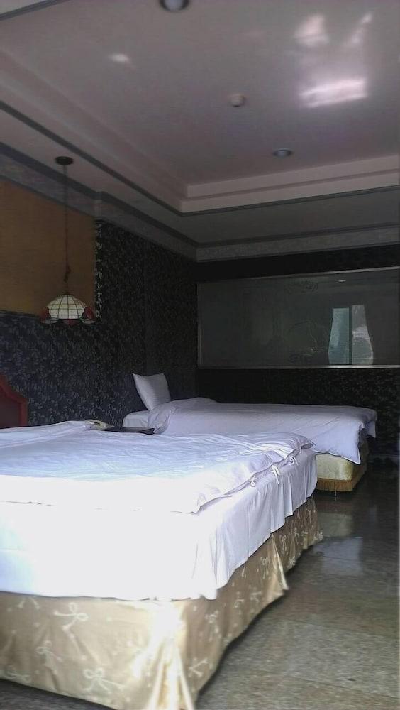 Dong Shi Garden Motel Room