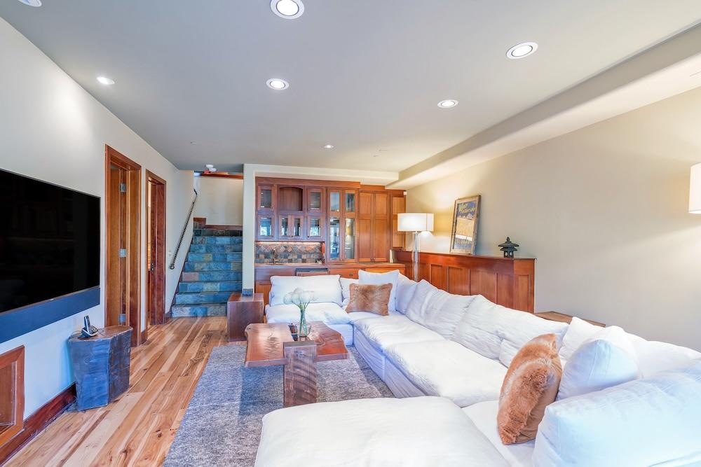 Crystal View by Exceptional Stays Interior