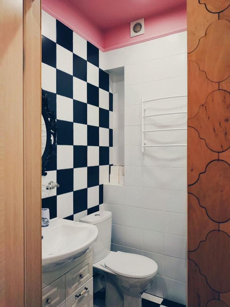 MalinaApt Alice in Wonderland Bathroom