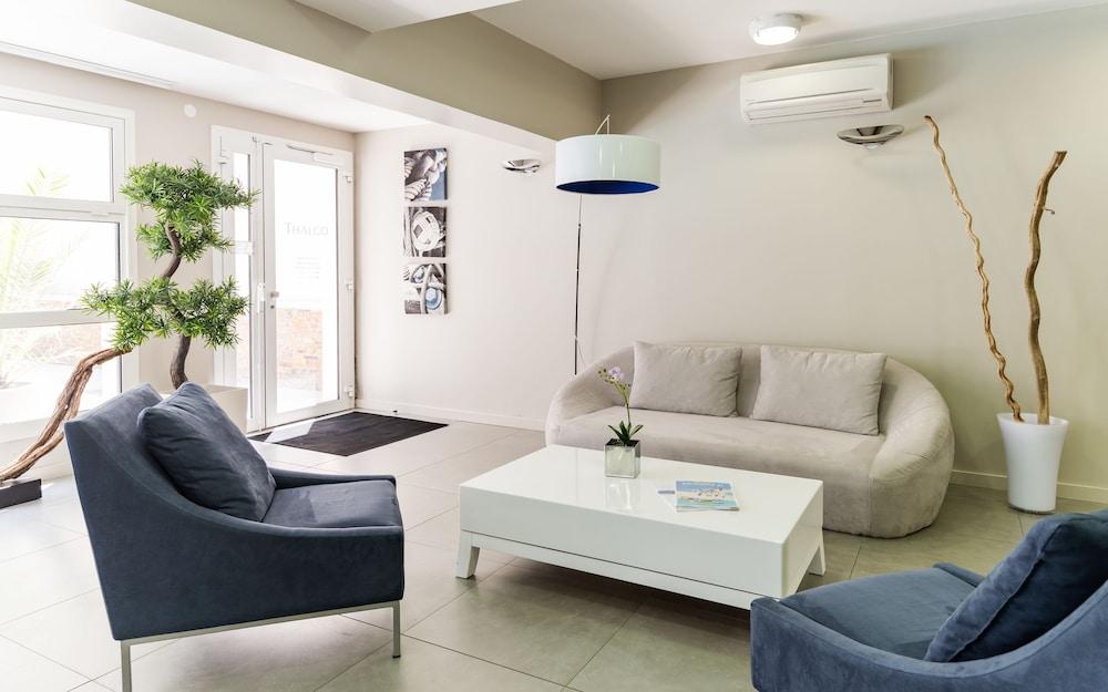 ريزيدنس لاجرانج فاكانس لي باسيو يوجيني منطقة الجلوس في الردهة