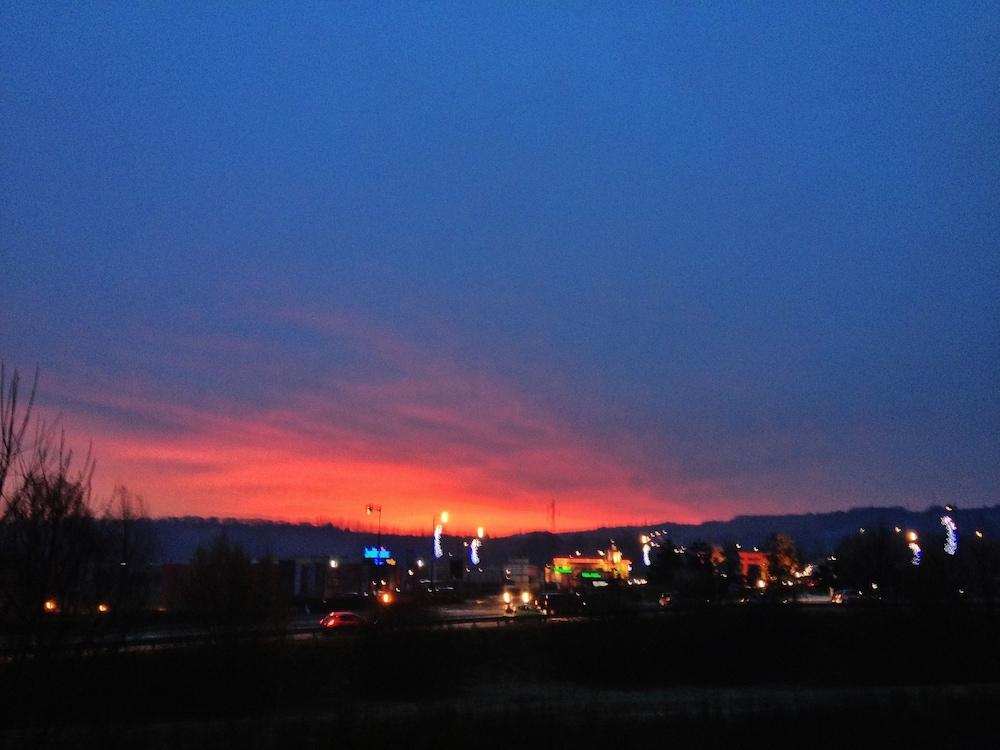 فندق بريت جنوب روون / فال دو روي المنطقة الخارجية