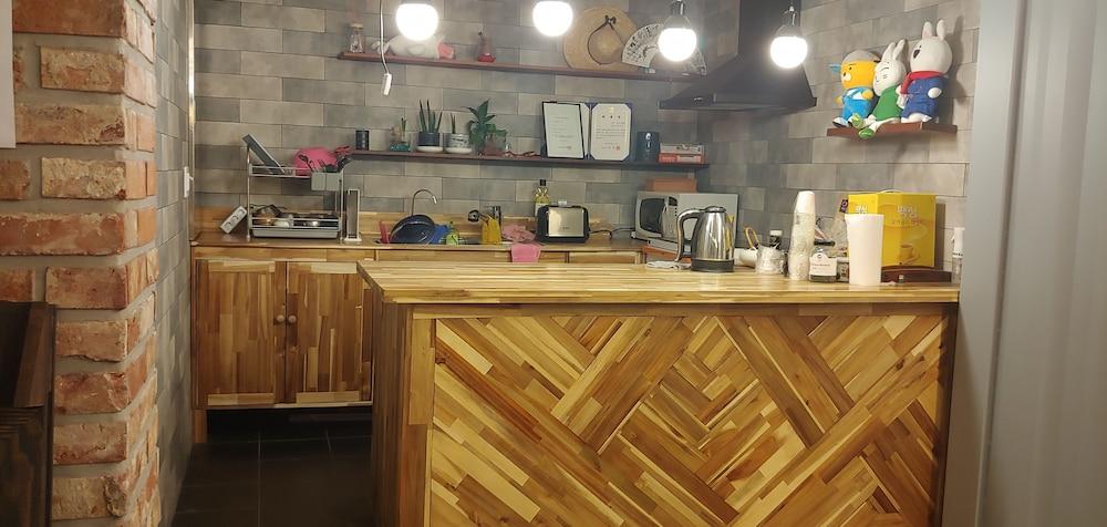 Mokpo White Windmill Guesthouse Interior