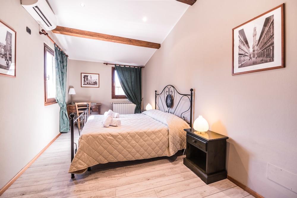 A Few Steps to The Duomo Elegant 2BD Apt Room