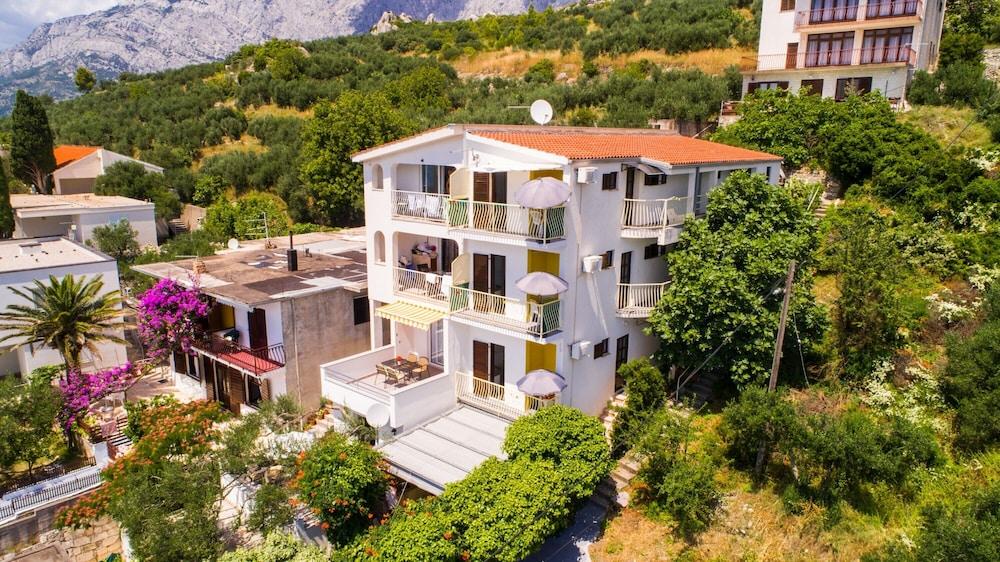 Apt Next to the Beach w Balcony and sea View Exterior