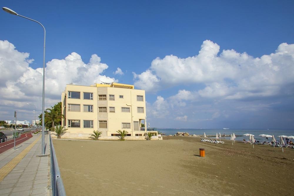 Mackenzie Beachfront Eftyhia Suite Beach
