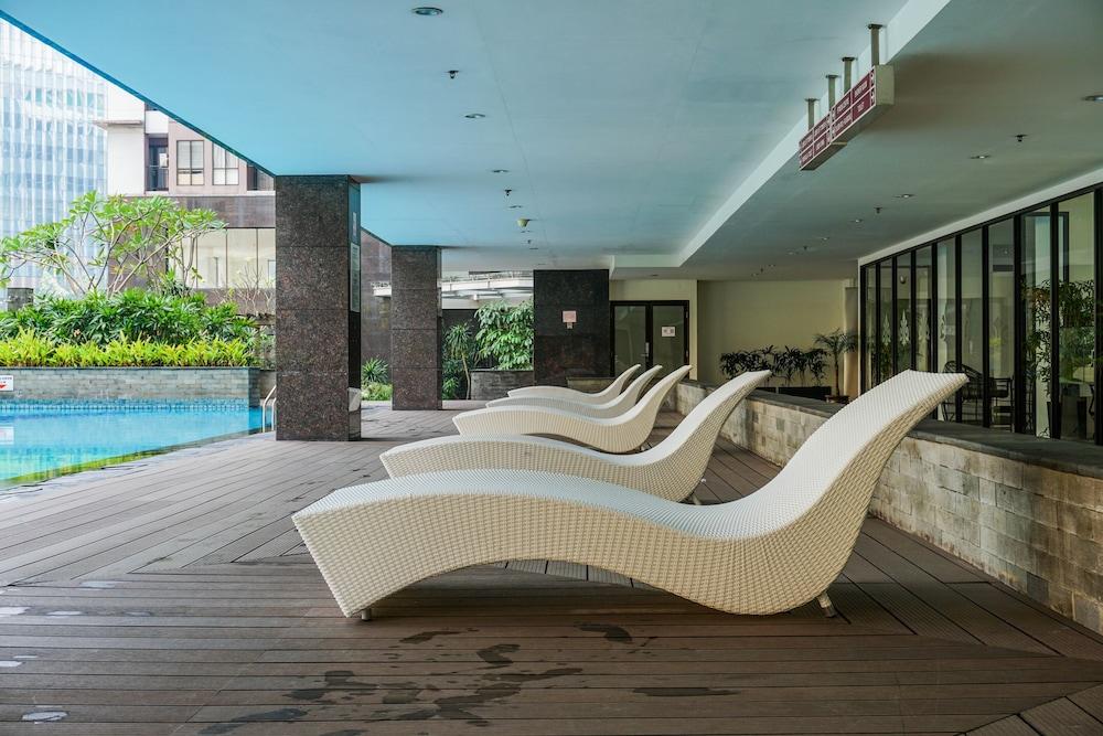 Comfort and Simply Studio Tamansari Semanggi Apartment Outdoor Pool