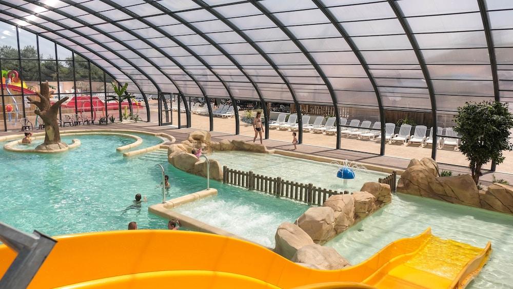 كومبين فيلاج دو لا جويونيير حمام سباحة مغطى