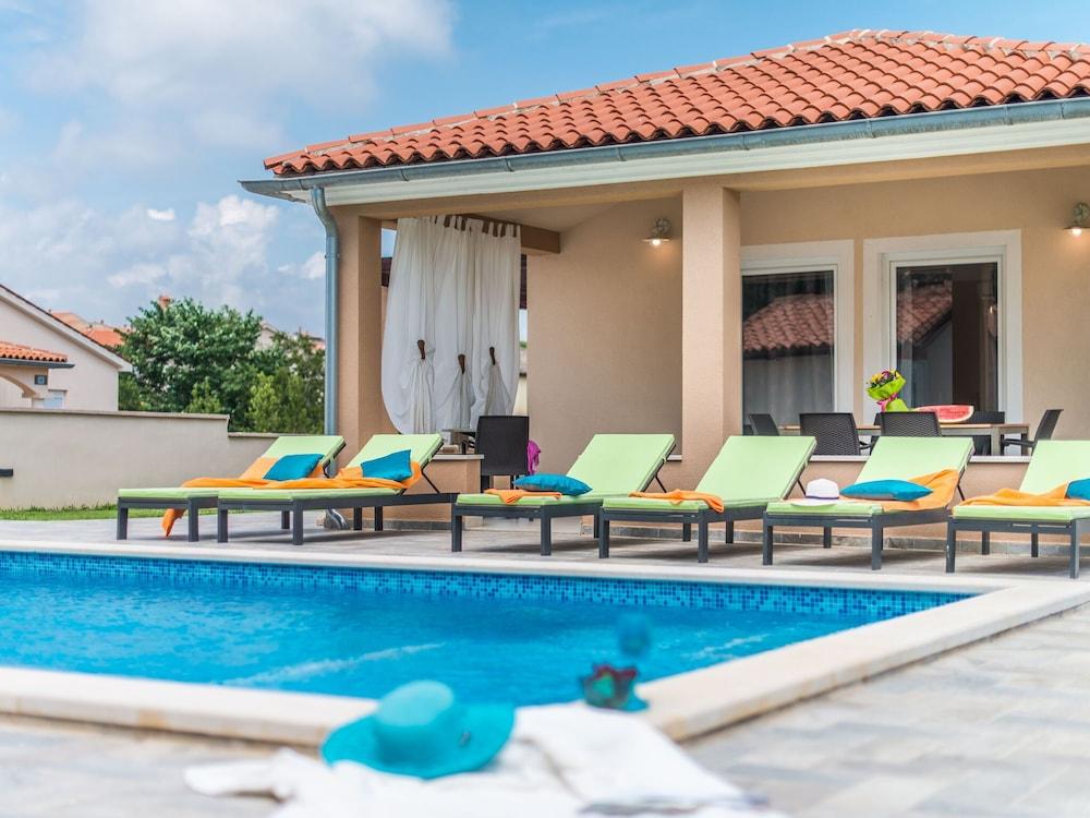 Stylish Villa in Ližnjan With Swimming Pool Exterior