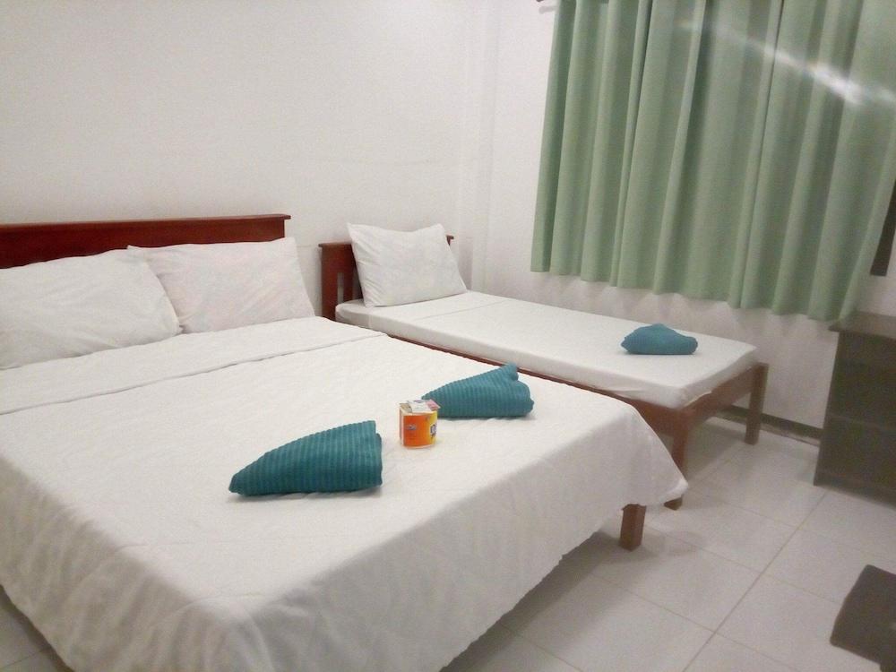 Luna Oslob Travellers Inn Room
