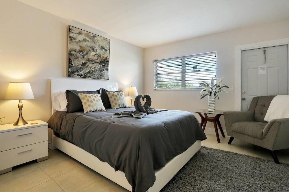 Stylish & Unique 1 BR Designer Waterview APT Room