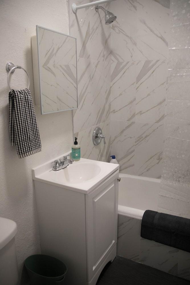 Charming Studio in Beverly Boulevard! Sleeps 2! Bathroom