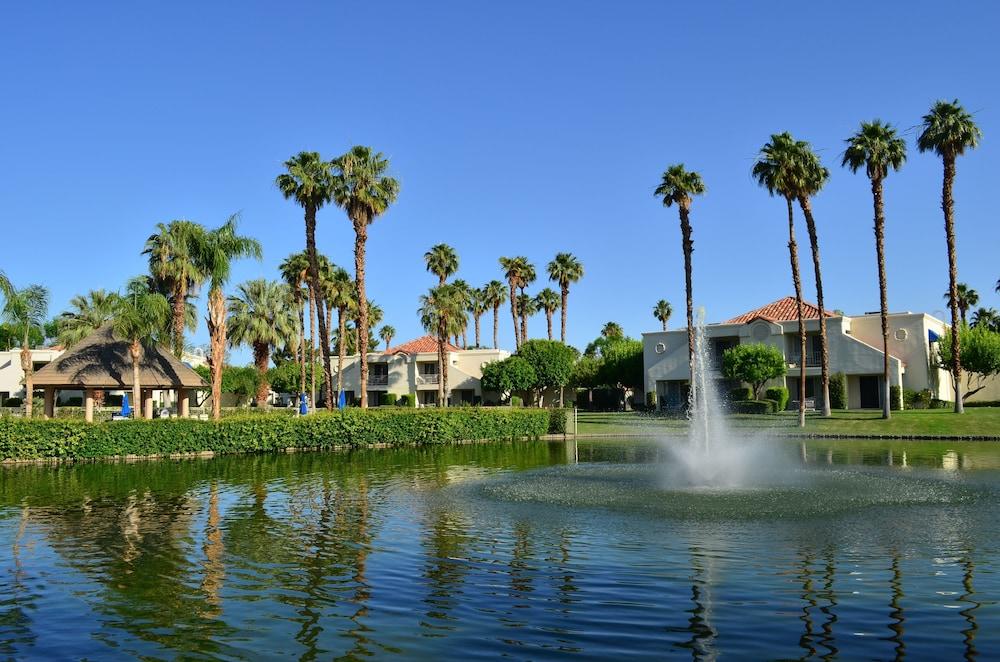Desert Breezes Resort Exterior