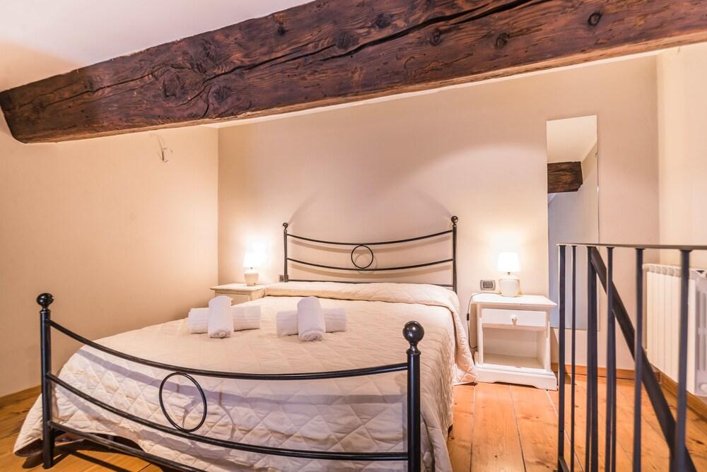 A Few Steps to The Duomo Upscale 2BD Apt Room