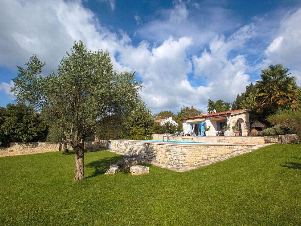 فيلا ويذ بيرفيكت سن ديك أوفرلوكينج ذا بول إن ذا هارت أوف إستريا المنطقة الخارجية