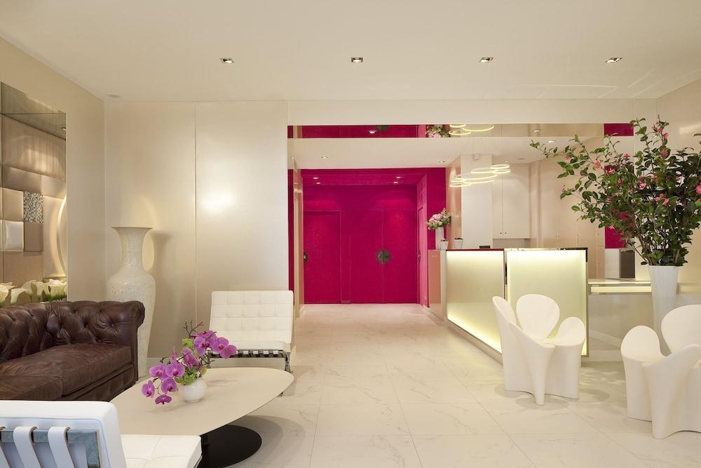 7 Eiffel by Malone Lobby Sitting Area
