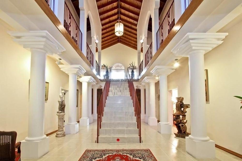 سمرهيل، 8 بد رومز باي جامايكان تريجرز الفندق من الداخل