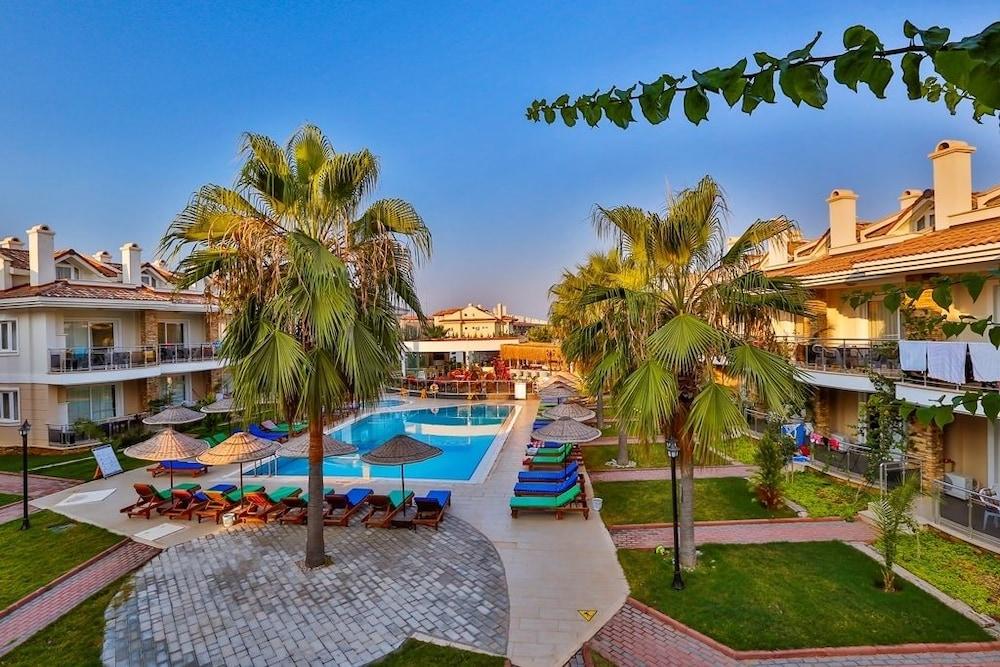 جولدن لايف بلو جرين ريزيدنس حمام سباحة مكشوف