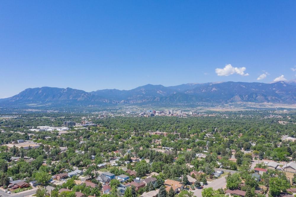 4 بد روم ماونتن فيو ويذ فايربيت آند بينج بونج منظر من الجو