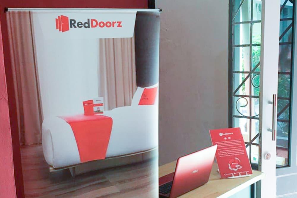 RedDoorz @ Simpang Lima Jupiter Reception