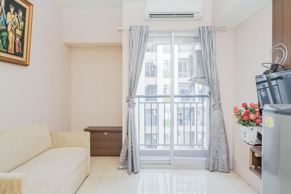 Modern Comfy 2BR Serpong Greenview Apartment Room