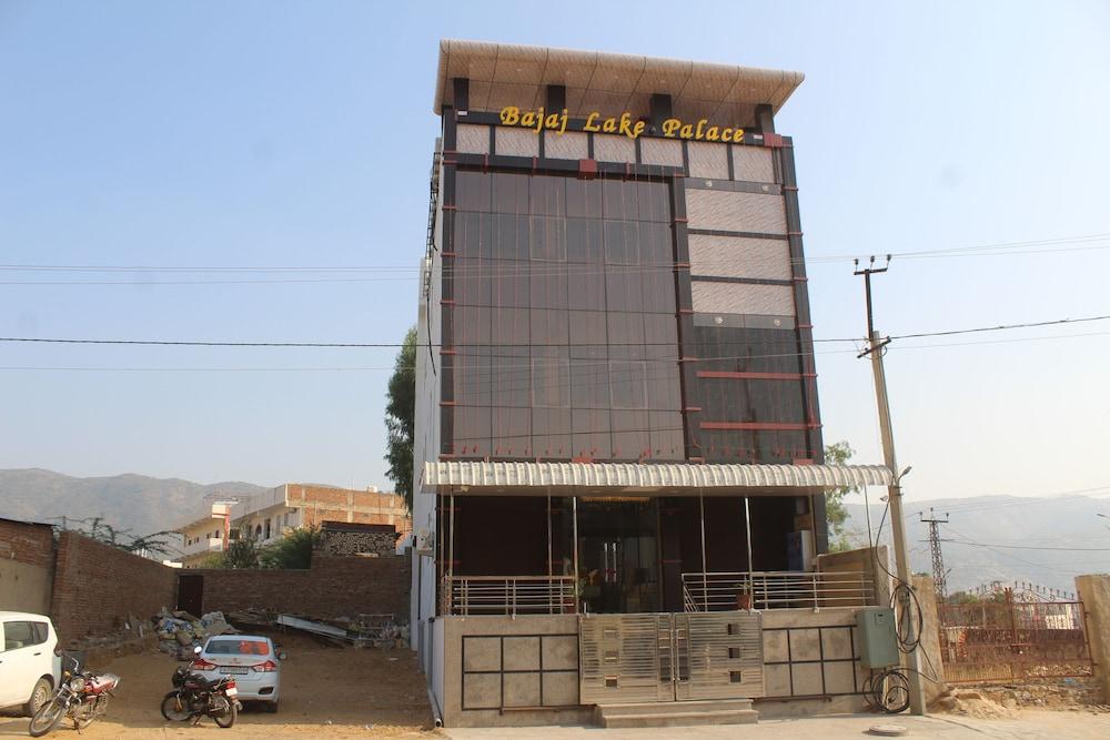 Hotel Bajaj Lake Palace