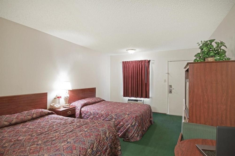 نايتس إن سافانا / ماك آليتسر غرفة ضيافة