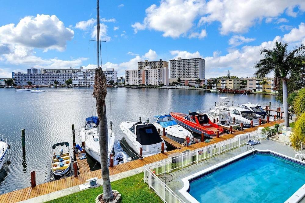 Stylish & Unique 1 BR Designer Waterview APT Waterslide