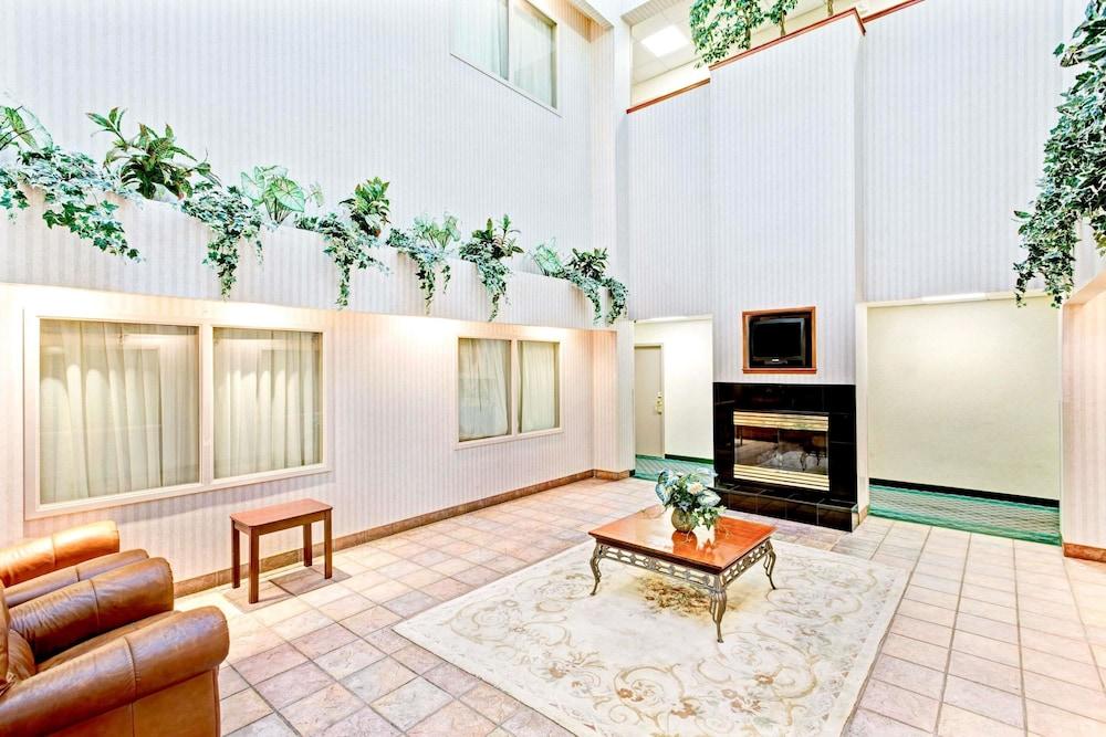 Super 8 by Wyndham Brockton Lobby