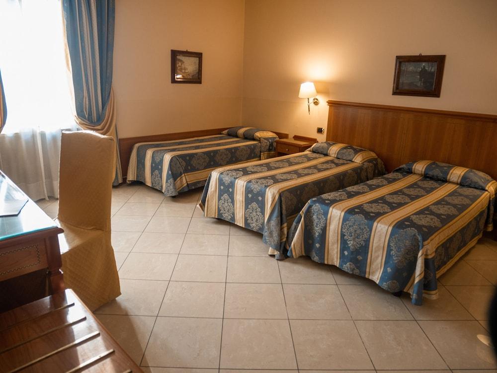 ديبيندينسا هوتل لوندرا غرفة