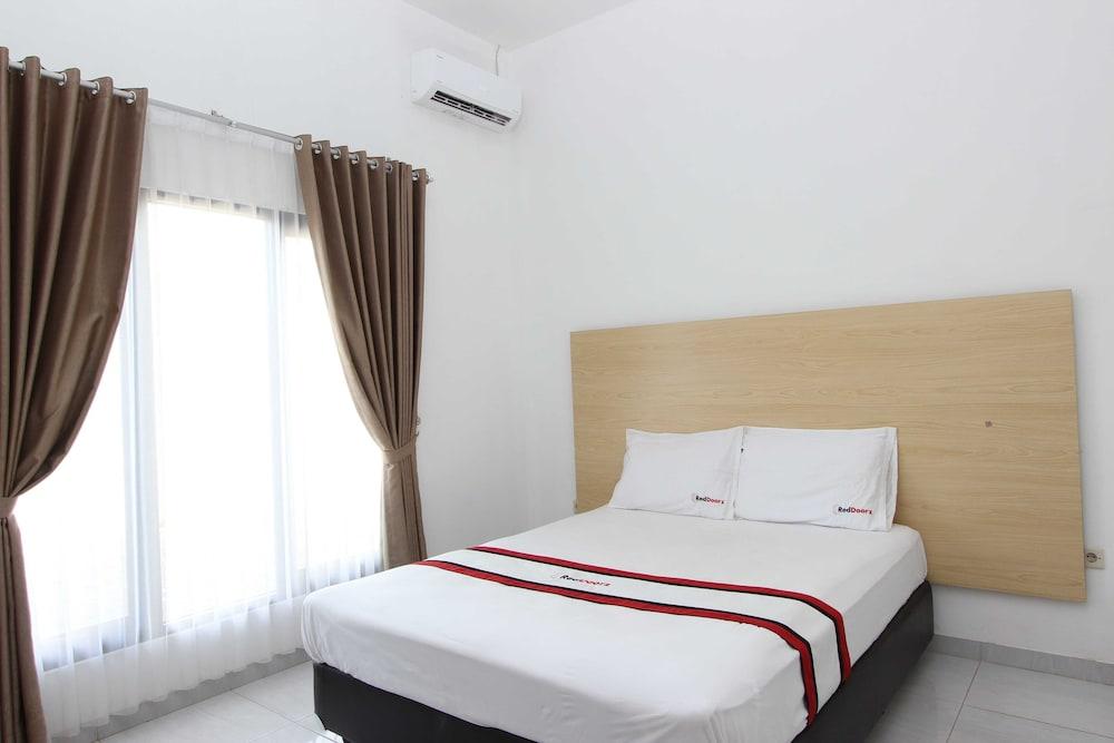 RedDoorz Plus near RS UGM Room