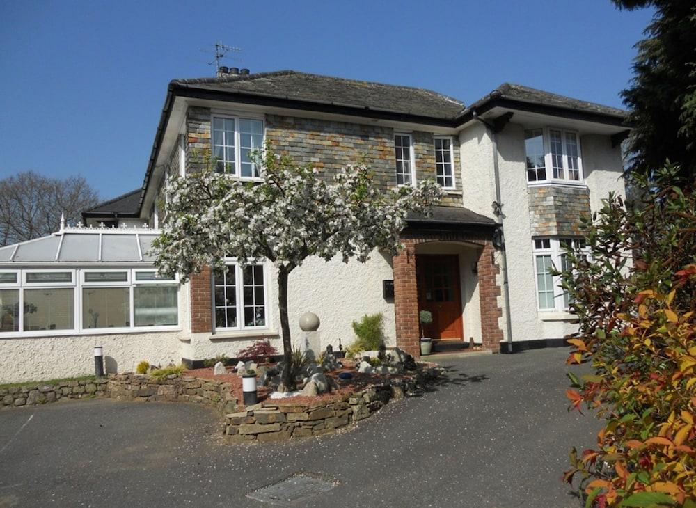 ذا إلم جيست هاوس