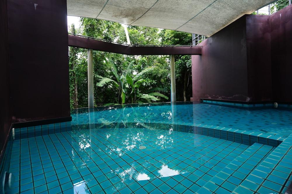 هوتل أون هيلتوب حمام سباحة مغطى