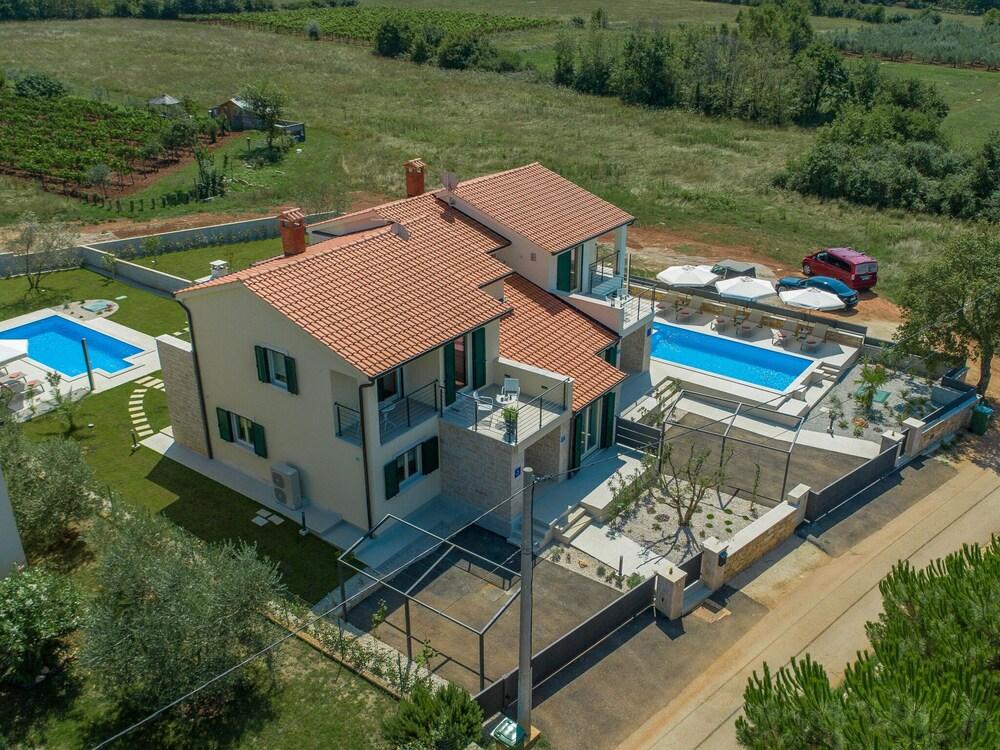 Villa With Private Pool in a Quiet Location With Garden and Grill Exterior