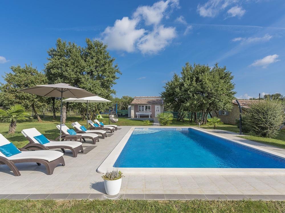 هوليداي هاوس ويذ بول، جاردن، بلاي جراين دي آند بي بيكي - سورونديد باي نيتشر المنطقة الخارجية