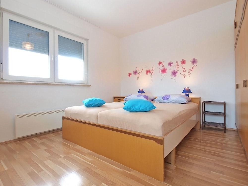 Apartment 1432 Room