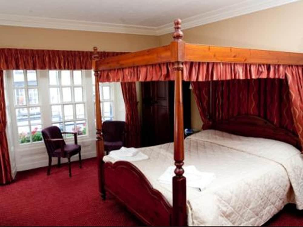 Swan and Royal Hotel Room