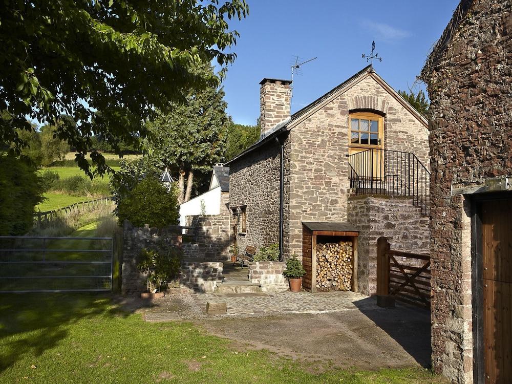 Charming and Authentic Cottage With Beautiful Views in a Quiet Location Featured Image