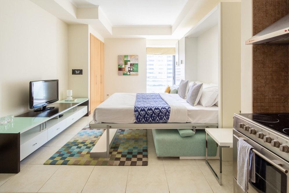 Spacious + Modern Studio in JLT - Sleeps 3 Room