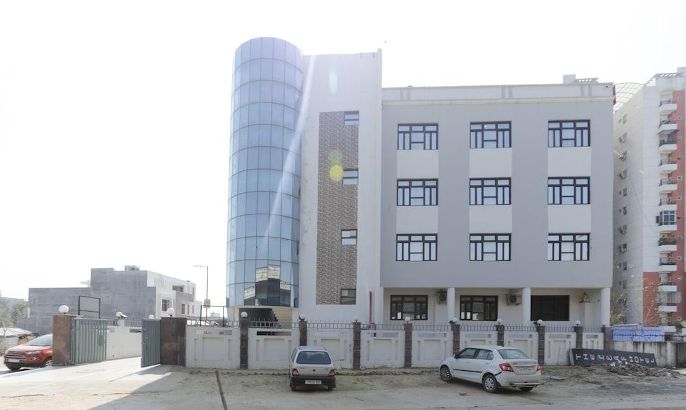 Treebo The Leaf Gomti Nagar Exterior