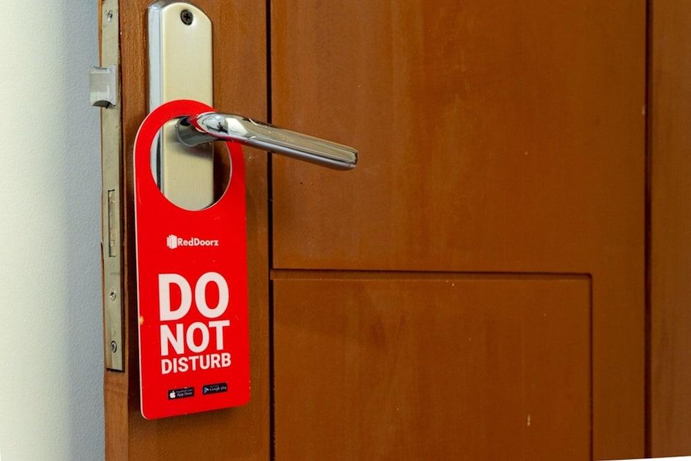 رد دورز نير سي بي دي سليدوج غرفة