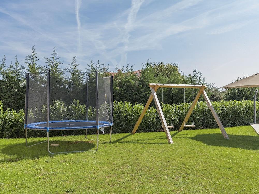 Stylish Villa With Pool and Fenced Garden,ideal for Relaxing Family Holidays Exterior