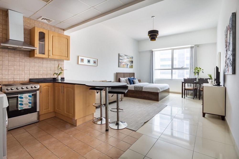 Light and Modern Studio in Jlt! Sleeps 3! Interior