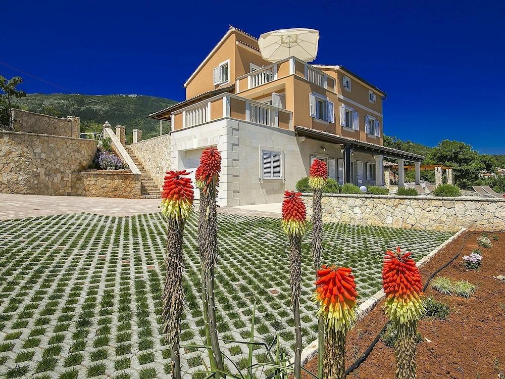 Modern Villa With Infinity Pool in Brsec Exterior