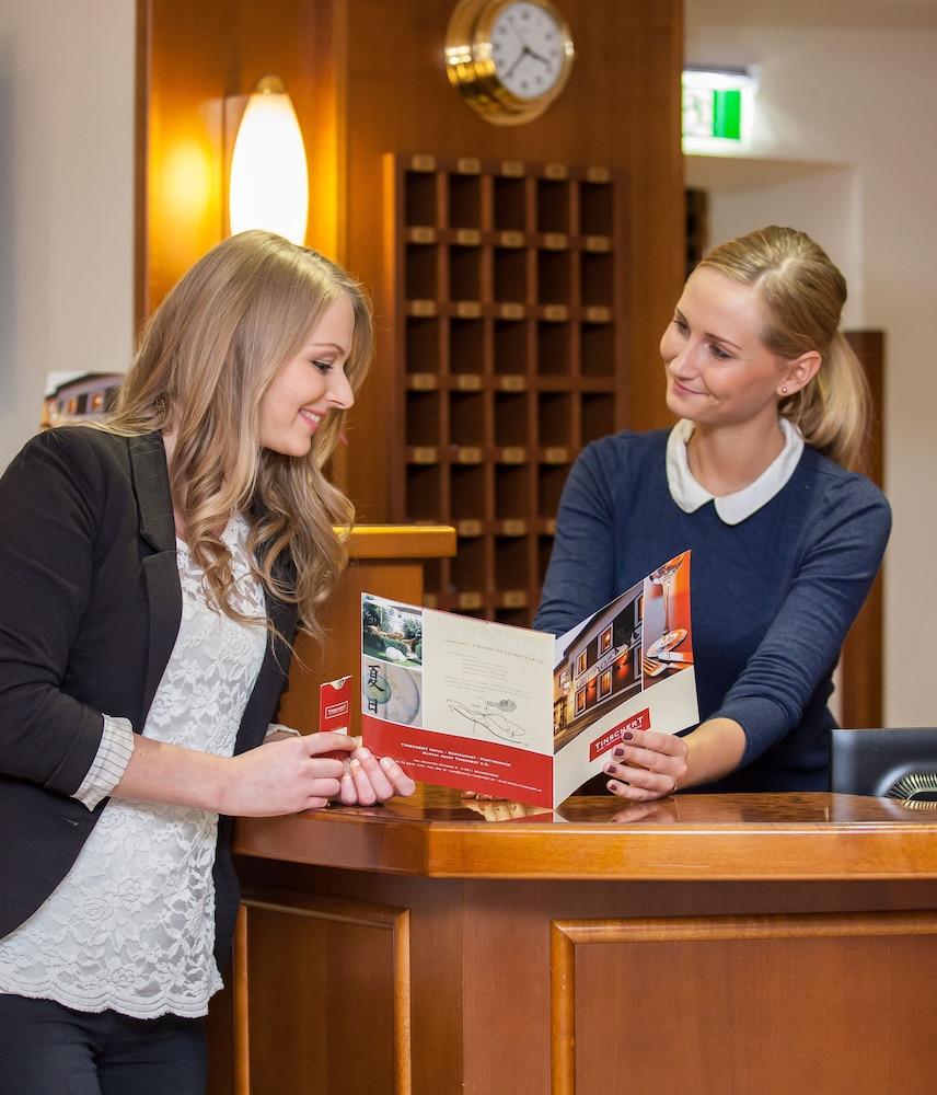 تينسشيرت هوتل ريستورانت بارتيسرفيس منصة تسجيل إجراءات الوصول/المغادرة