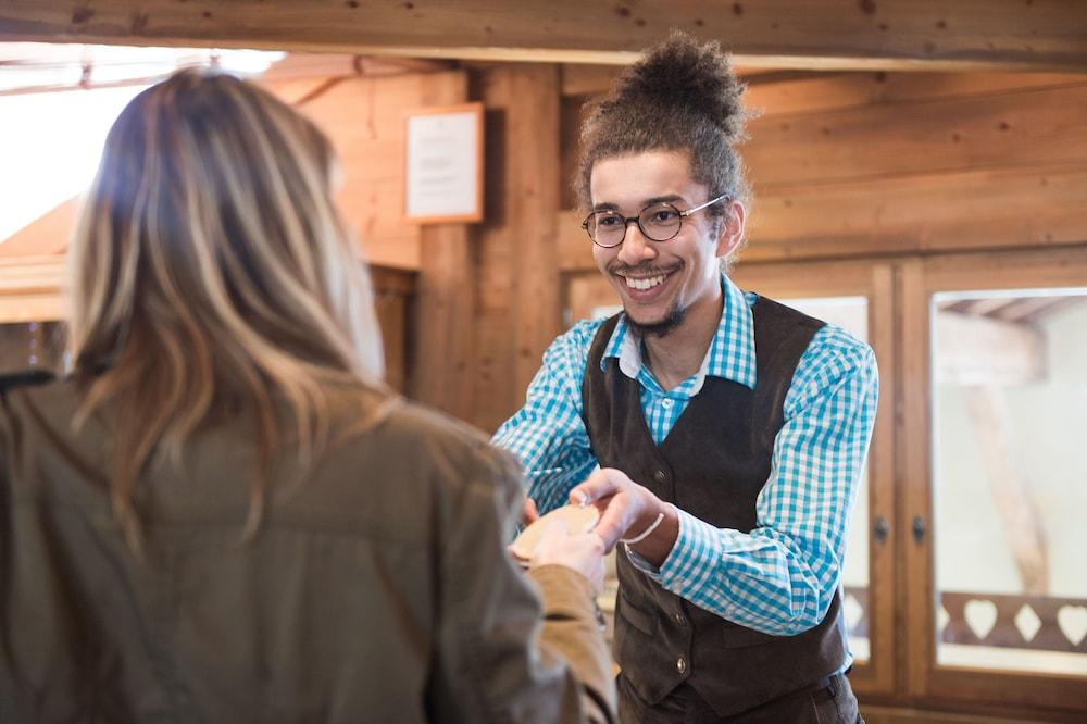 سي جي آيتش ريزيدنسز أوند سباز فيلدج دو ليسي منطقة الاستقبال