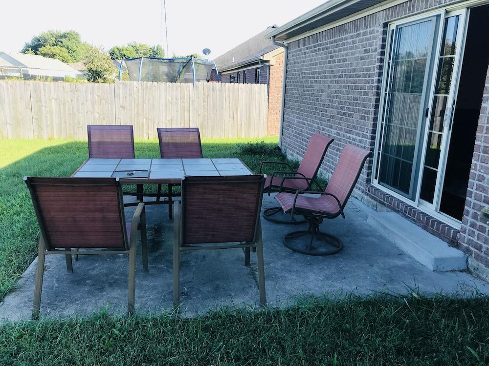 سبيشس 3 بد روم رانش هاوس ويذ باتيو يارد إن إيه كوايت صابرب المنطقة المحيطة بالمنشأة