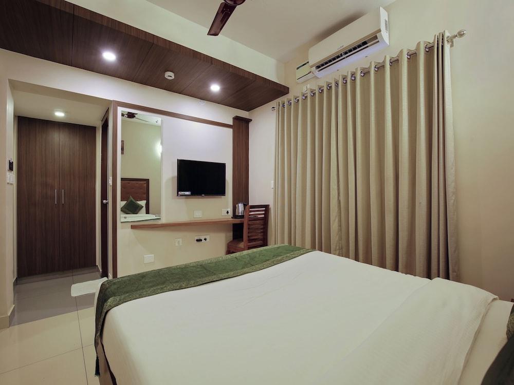 Treebo Goodland Residency - 500m from Railway Station Room