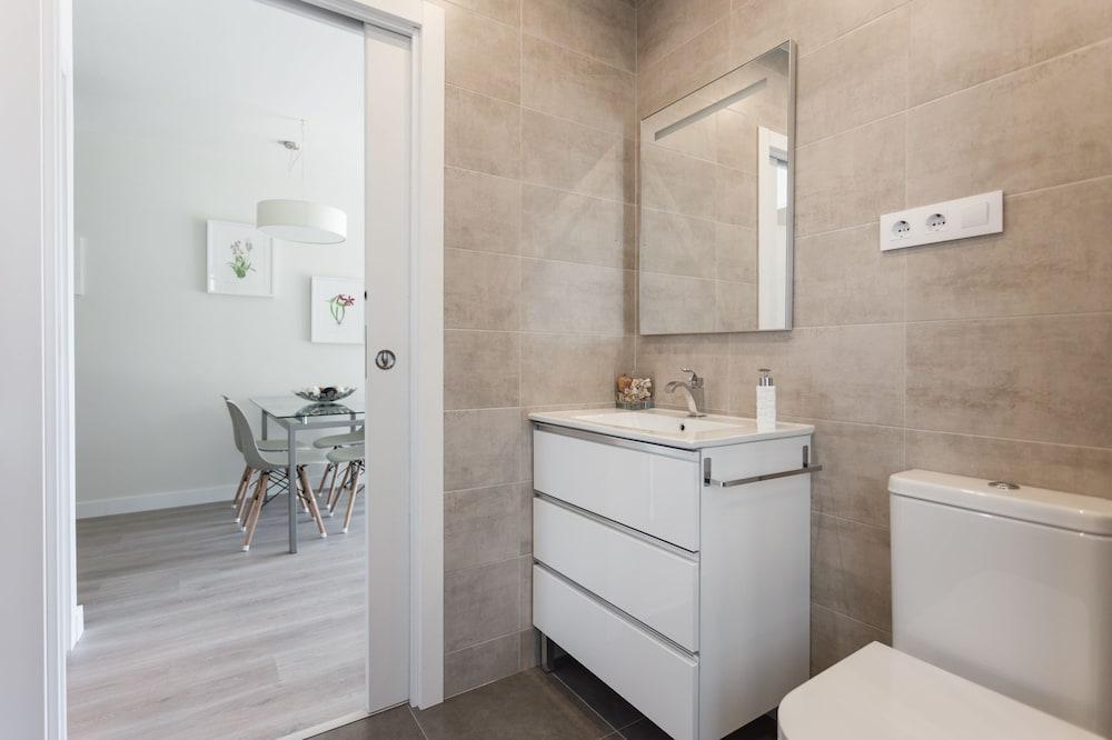 BCN Design Apartment with Portable Wifi Bathroom