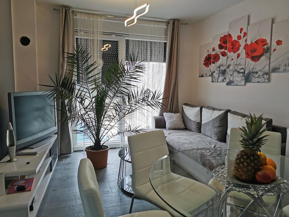 Luxurious 2-bed Appartment in Mandre With Pool Featured Image