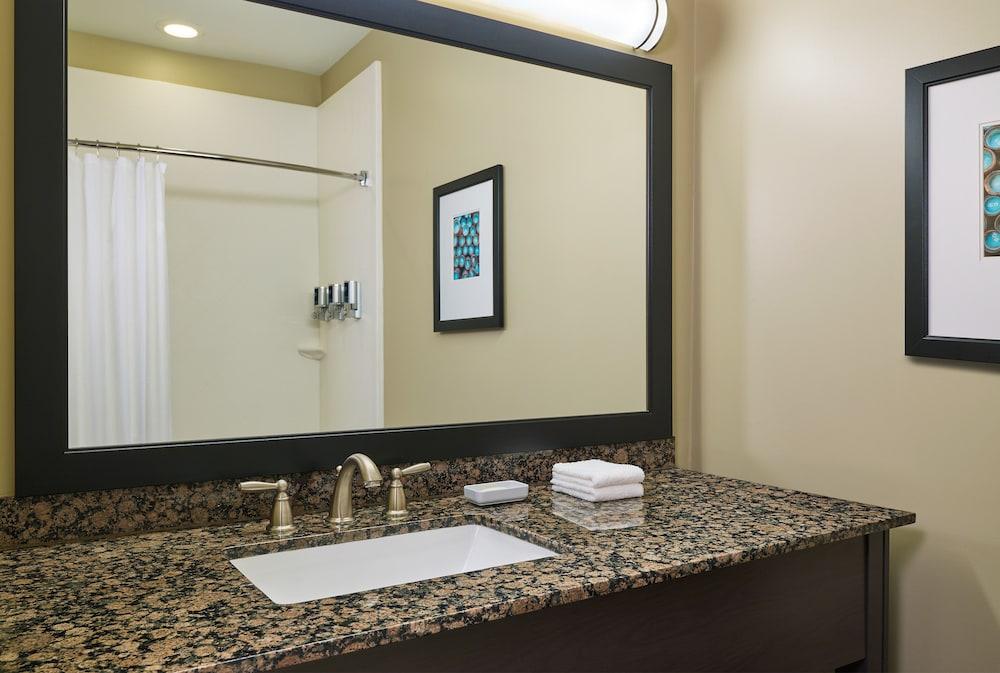 Four Points by Sheraton Williston Bathroom